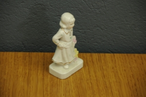 porcelanowa figura dziewczynka r